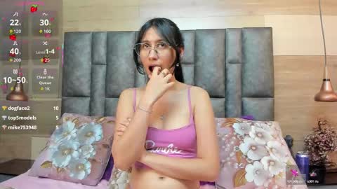 Naye  online show from 09-19-25, 03:56