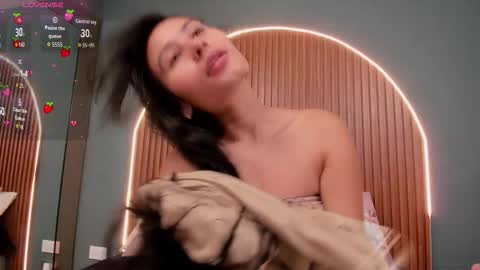 Naye  online show from 10-30-25, 04:14