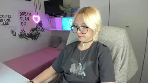 Snapshot of neko_sora chatting on 05-18-26, 08:36 Kate online show from 05-18-26, 08:36