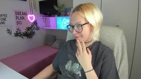 Snapshot of neko_sora chatting on 05-19-26, 01:56 Kate online show from 05-19-26, 01:56