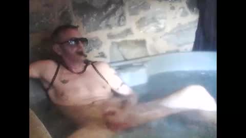 Snapshot of newfun11 chatting on 11-04-25, 05:23 newfun11 online show from 11-04-25, 05:23