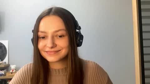 Snapshot of next_fantasy_bb chatting on 10-24-25, 01:40 Agne online show from 10-24-25, 01:40