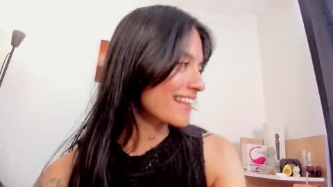 laura  online show from 11-10-25, 06:07