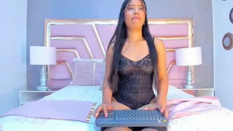 Nia  online show from 09-23-25, 05:49