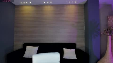 Snapshot of niaholland chatting on 04-23-26, 06:10 SQUIRTER DOLL online show from 04-23-26, 06:10