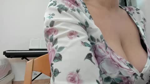 Snapshot of nicebrown chatting on 11-24-25, 12:10 Sfora online show from 11-24-25, 12:10