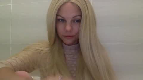 Snapshot of nicecolddrink2 chatting on 10-23-25, 08:57 Amber online show from 10-23-25, 08:57