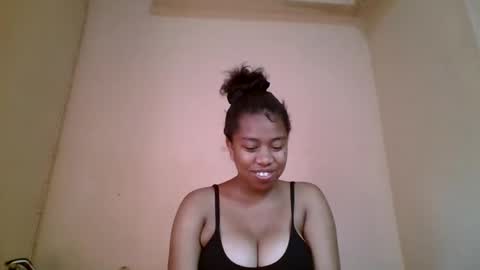 Snapshot of nicelly01 chatting on 05-19-26, 06:42 nicelly01 online show from 05-19-26, 06:42