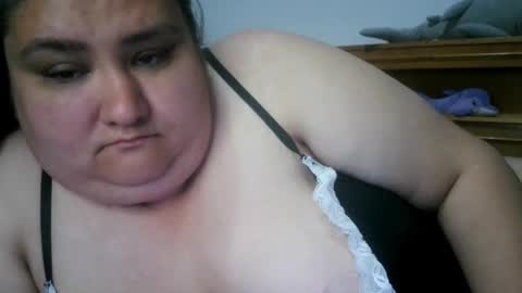 Snapshot of nicholle chatting on 05-16-26, 12:18 Nicholle online show from 05-16-26, 12:18