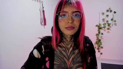 Snapshot of nicki_1 chatting on 01-17-25, 09:06   Help me reach 100 thumbs up online show from 01-17-25, 09:06