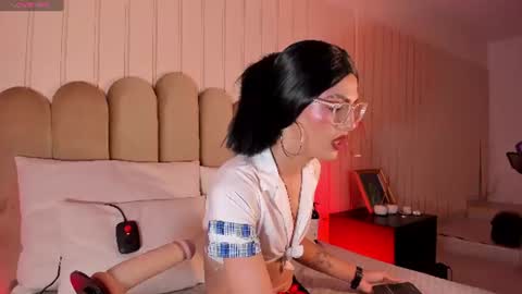Snapshot of nickiwestt___ chatting on 06-19-26, 08:01 nickiwestt___ online show from 06-19-26, 08:01