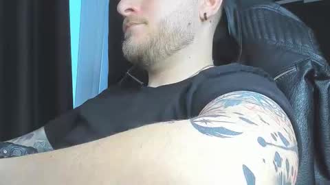 Snapshot of nicktattoomaster chatting on 04-10-26, 04:44 nicktattoomaster online show from 04-10-26, 04:44
