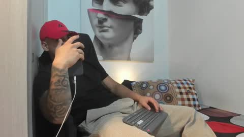 Snapshot of nicolasmuscle chatting on 12-31-24, 06:37 Andres online show from 12-31-24, 06:37