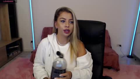 Snapshot of nicole___19 chatting on 10-04-25, 05:55 Nico online show from 10-04-25, 05:55