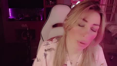 Snapshot of nicole_g0ld_ chatting on 04-27-26, 05:38 Nicole online show from 04-27-26, 05:38