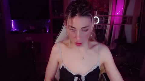 Snapshot of nicole_g0ld_ chatting on 05-09-26, 10:48 Nicole online show from 05-09-26, 10:48