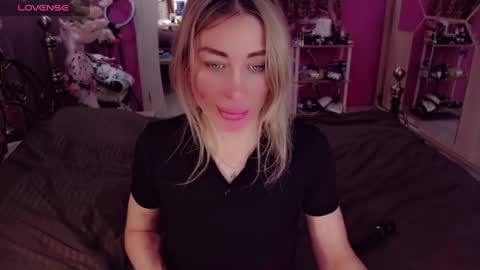 Snapshot of nicole_g0ld_ chatting on 05-10-26, 06:35 Nicole online show from 05-10-26, 06:35
