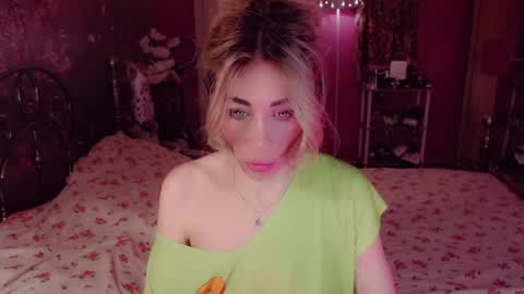 Snapshot of nicole_g0ld_ chatting on 05-30-26, 10:29 Nicole online show from 05-30-26, 10:29