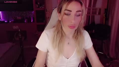 Snapshot of nicole_g0ld_ chatting on 06-10-26, 08:41 Nicole online show from 06-10-26, 08:41