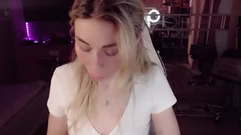 Snapshot of nicole_g0ld_ chatting on 06-11-26, 06:33 Nicole online show from 06-11-26, 06:33