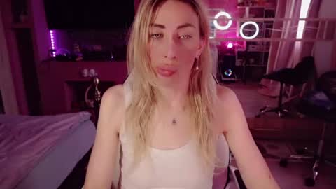 Snapshot of nicole_g0ld_ chatting on 06-30-26, 03:18 Nicole online show from 06-30-26, 03:18