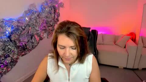 nicolehits online show from 09-22-25, 05:09