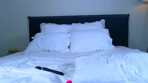 Nicole online show from 10-28-25, 05:22