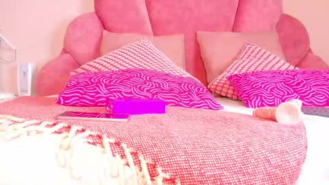 N I C O L E T  online show from 11-25-25, 07:58