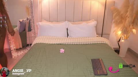 nicoleth18 online show from 04-10-26, 11:37