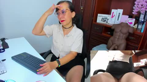 Snapshot of nicolettryan chatting on 10-18-25, 04:37 Nicolett Ryan online show from 10-18-25, 04:37