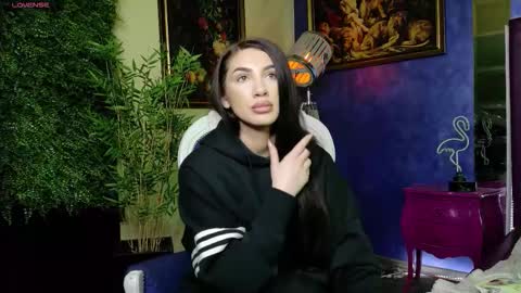 Nicolle online show from 11-19-25, 01:33