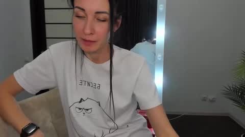 Snapshot of nikamiles chatting on 12-20-24, 06:13 Nika online show from 12-20-24, 06:13