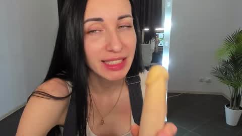 Snapshot of nikamiles chatting on 12-23-24, 08:03 Nika online show from 12-23-24, 08:03