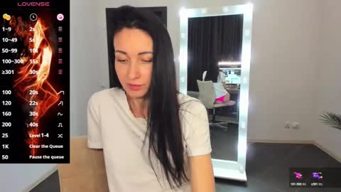 Snapshot of nikamiles chatting on 02-08-25, 05:50 Nika online show from 02-08-25, 05:50