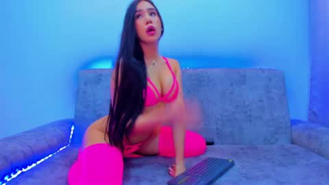 nikii_white online show from 04-15-26, 05:14