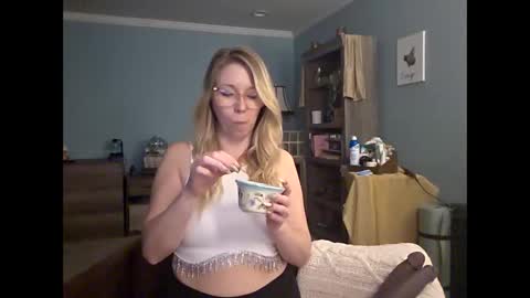 nikkib653466 online show from 04-15-26, 09:37