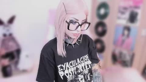 Nikki Ramone   online show from 01-12-26, 11:26