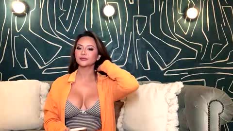 Snapshot of nikkysnoww chatting on 11-23-25, 05:18 Nikki online show from 11-23-25, 05:18