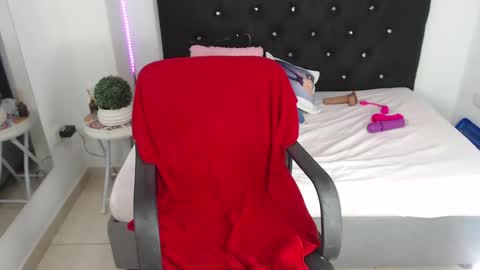 nikol_winick online show from 01-25-25, 06:12