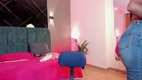 Snapshot of niky_nicole chatting on 05-18-26, 12:11 Niky online show from 05-18-26, 12:11