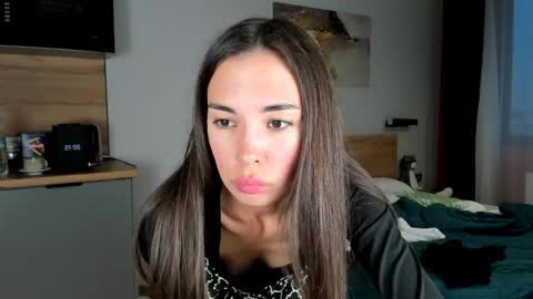 Snapshot of nilliluv chatting on 05-31-26, 07:15 Bella online show from 05-31-26, 07:15