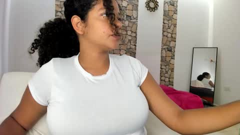 Snapshot of ninacollinss1 chatting on 10-01-25, 04:13 ninabigboobs online show from 10-01-25, 04:13