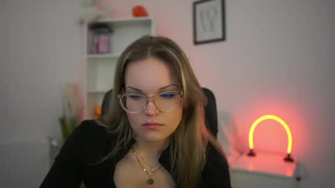 Snapshot of ninaviety chatting on 05-21-26, 07:59 NinaViety online show from 05-21-26, 07:59