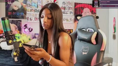 Snapshot of niviawolfe chatting on 02-05-25, 04:36 NIVIA WOLFE online show from 02-05-25, 04:36