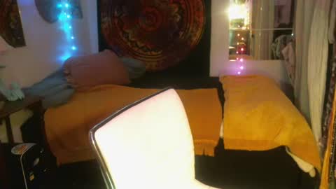 Snapshot of no_facequeen chatting on 02-21-25, 05:35 Leah online show from 02-21-25, 05:35