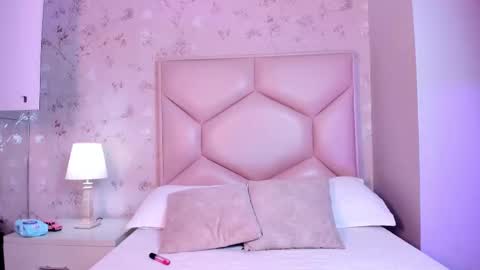 Snapshot of noa_butterfly chatting on 10-07-25, 11:40 ambarsulliva online show from 10-07-25, 11:40