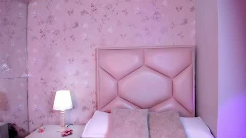 Snapshot of noa_butterfly chatting on 10-29-25, 11:34 ambarsulliva online show from 10-29-25, 11:34