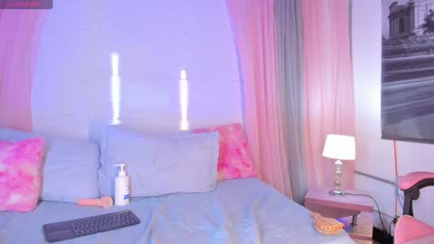 Snapshot of noah_beck42 chatting on 02-04-25, 01:02 Sara  online show from 02-04-25, 01:02