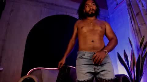 Snapshot of noah_jones__ chatting on 02-18-25, 01:10 Noah online show from 02-18-25, 01:10