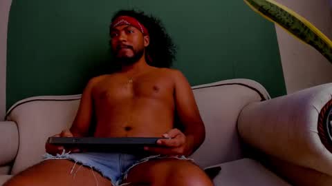 Snapshot of noah_jones__ chatting on 03-08-25, 07:20 Noah online show from 03-08-25, 07:20